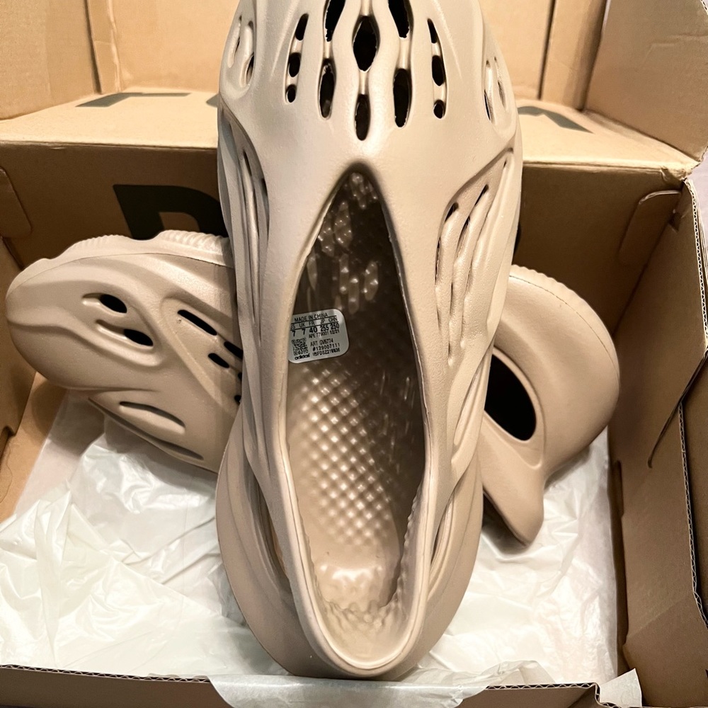 Yeezy Foam Runner “Clay”.This item is NWOT. It is a rePosh item that didn’t fit.